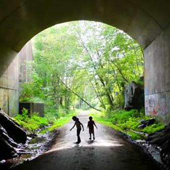 Niños caminando en Bolton Notch 