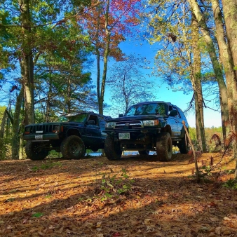 Dos autos mirando al agua (Instagram@fuccisgarage)
