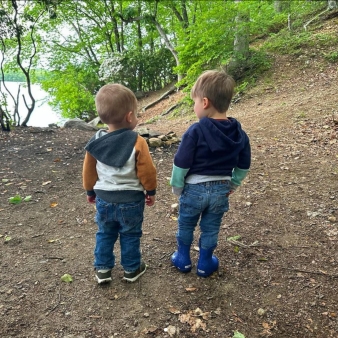 Two boys hiking in Hopemead State Park (IG@michellexlavoie)