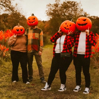 Grupo de personas con jack-o-lanterns, celebrando la temporada espeluznante.