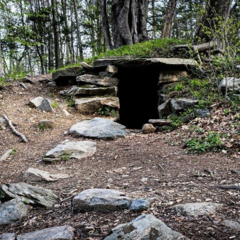 Cueva de roca en el Parque Estatal Hopemead (IG@kaimacphoto)