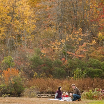Familia haciendo un picnic en Haley Farm