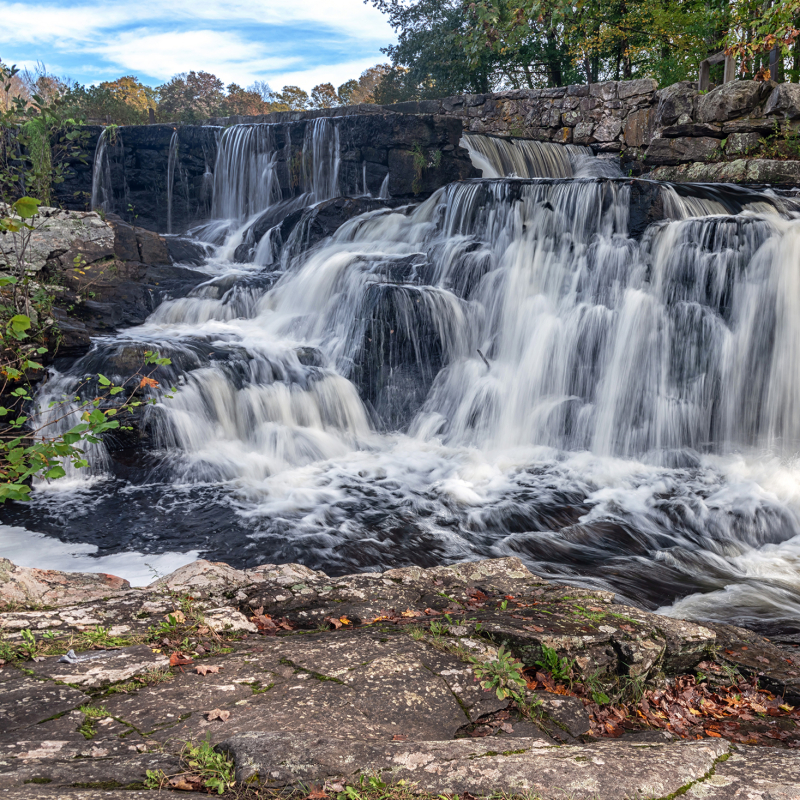 Escena de cascadas en Southford Falls (Flickr)