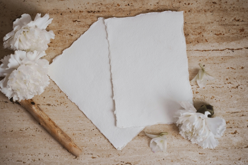 hojas de papel sobre un escritorio de madera