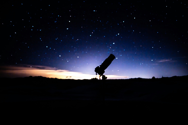 Silueta de un telescopio en el horizonte justo después del atardecer