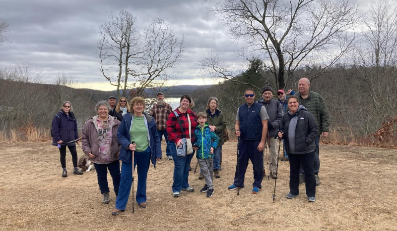 Grupo de excursionistas posando para una foto en el sendero del Parque Estatal Machimoodus