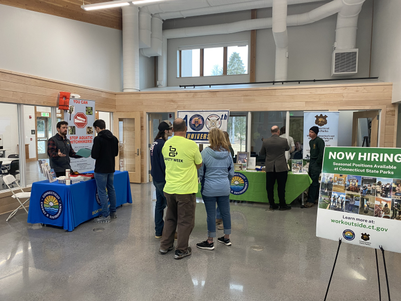 El personal de DEEP habla con candidatos potenciales en un evento de feria de empleo