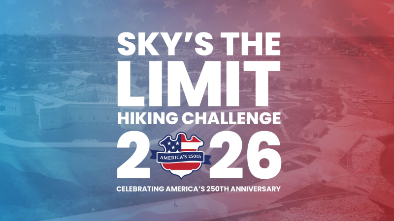 Logotipo del desafío de senderismo Sky's the Limit sobre un fondo rojo, blanco y azul.