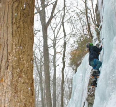 Hombre escalada en hielo en Chatfield Hollow State Park
