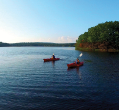 Two people kayaking (CTVisit)