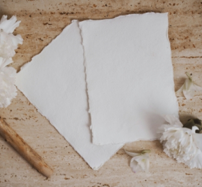hojas de papel sobre un escritorio de madera