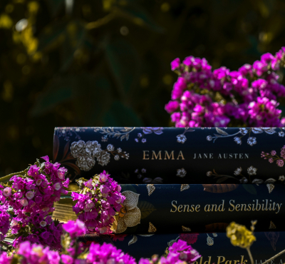 Imagen de novelas de Jane Austen y flores moradas